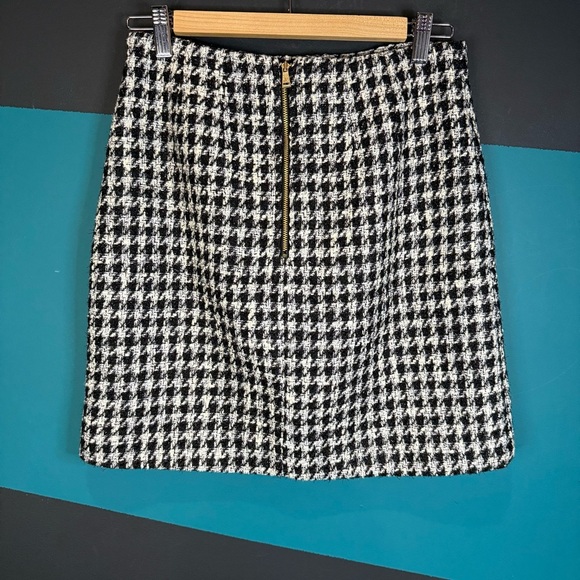 LOFT Black and White Houndstooth Mini Skirt - Picture 4 of 15